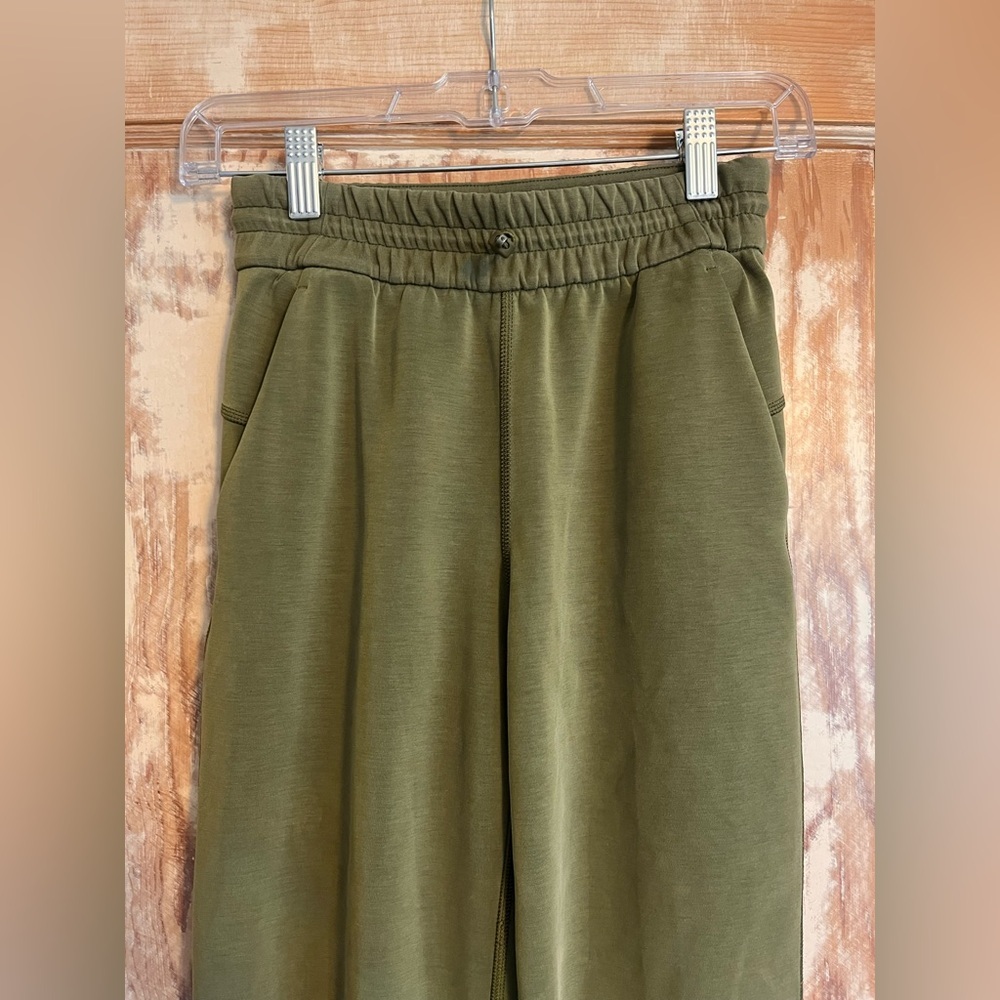 Lululemon Softstreme High-Rise Pant *Regular
Army Green - 0 - Picture 4 of 7
